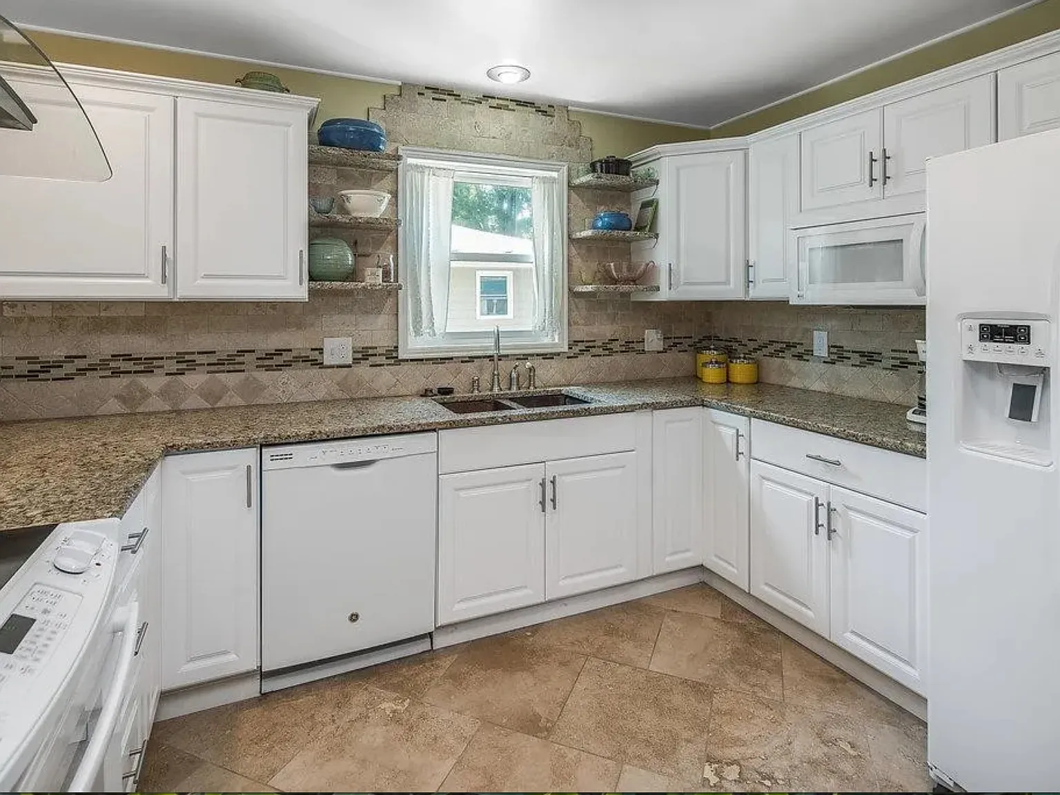 3 bed, 3270 sqft, $500 — Photo 3