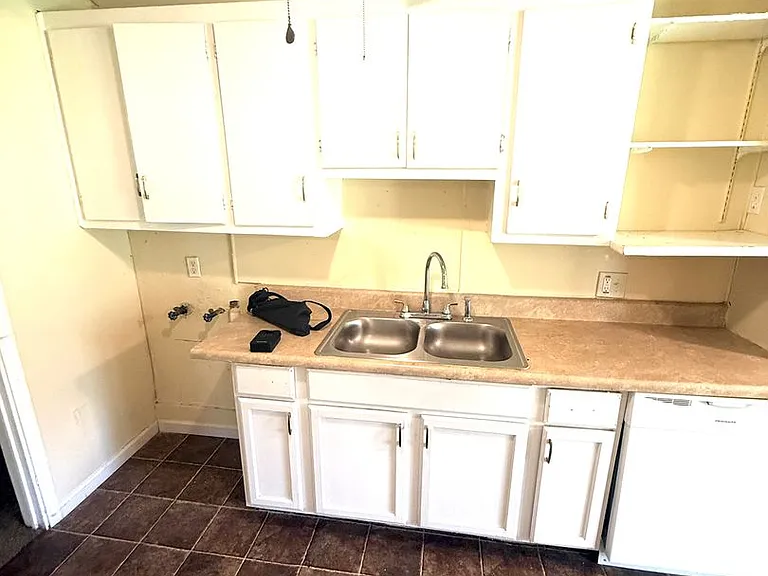 2401 Overhill Rd — Photo 6