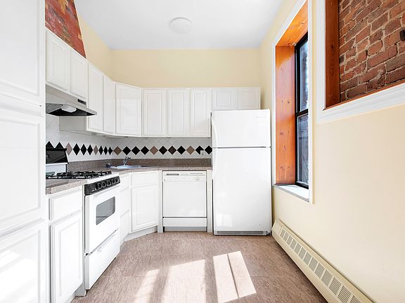 5th image of 178 Irving Ave #3R