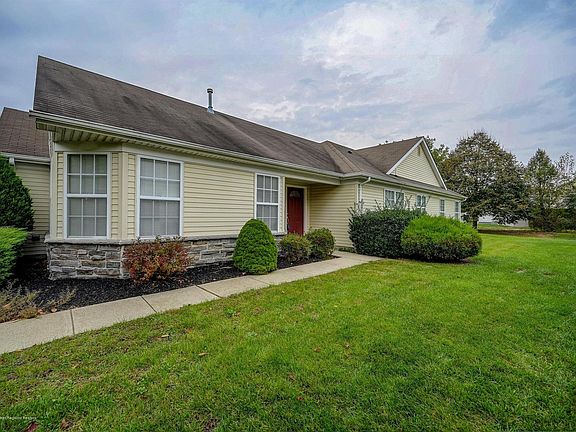 3rd image of 18 Pine Hollow Ln
