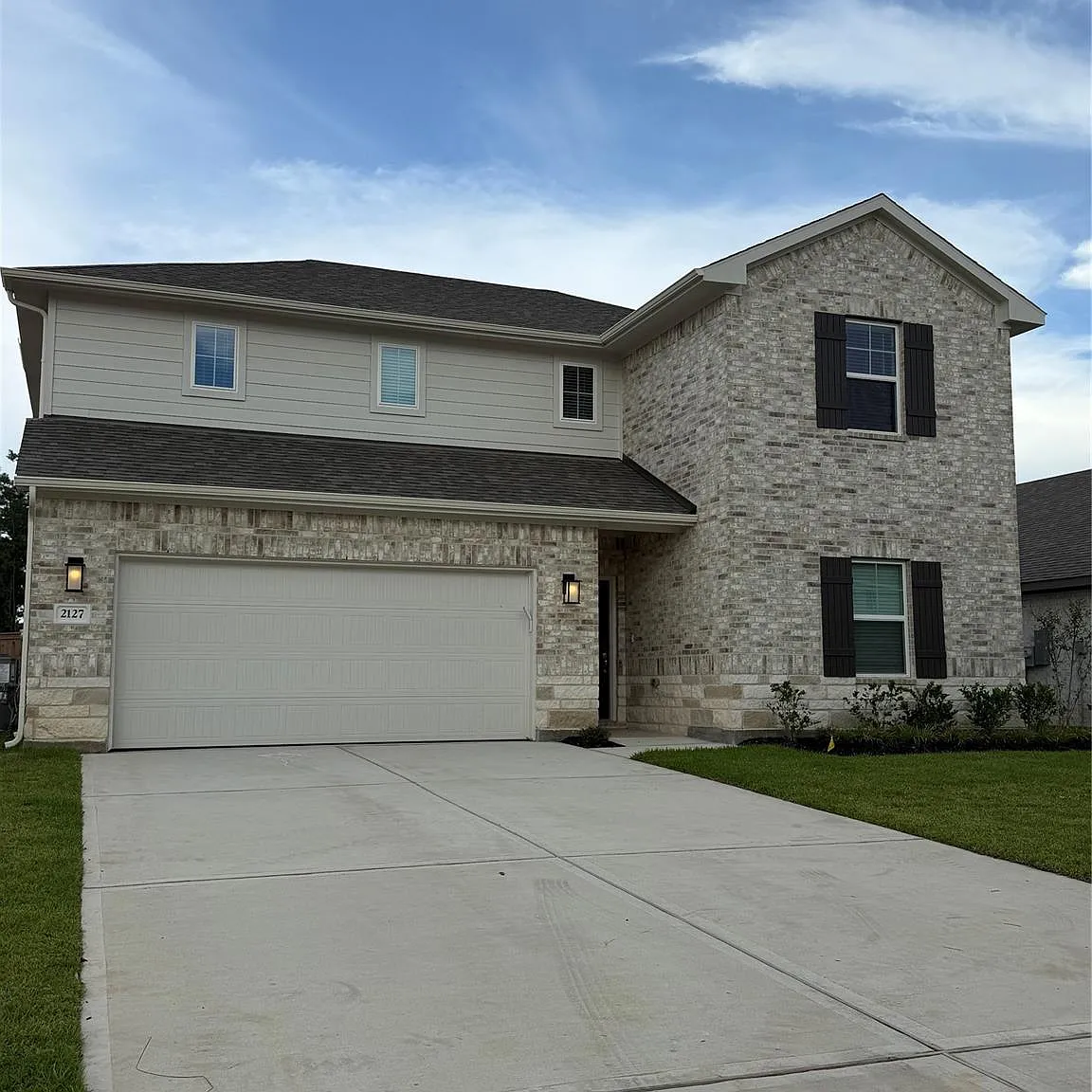4 bed, 3.0 bath, 2316 sqft, $2,600 — Photo 1