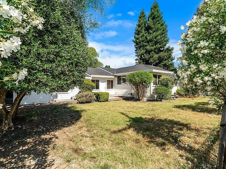 13805 Village Ave — Photo 36