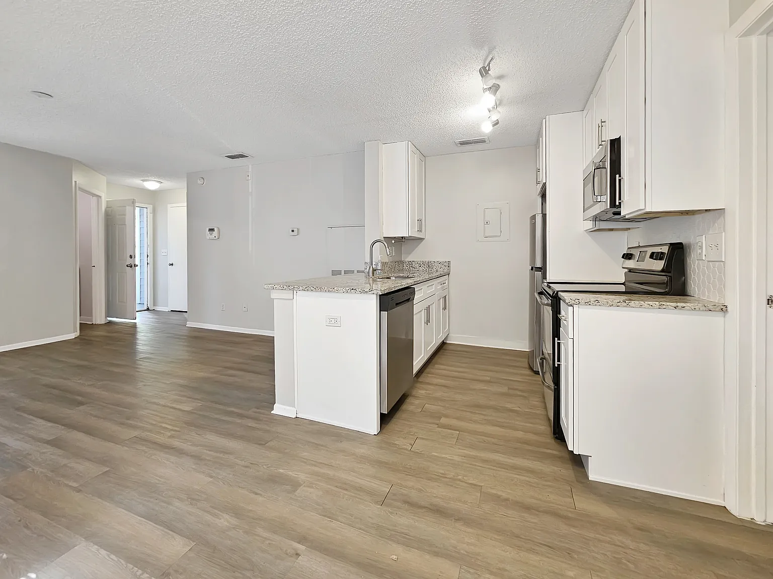 2569 Grassy Point Dr — Photo 2