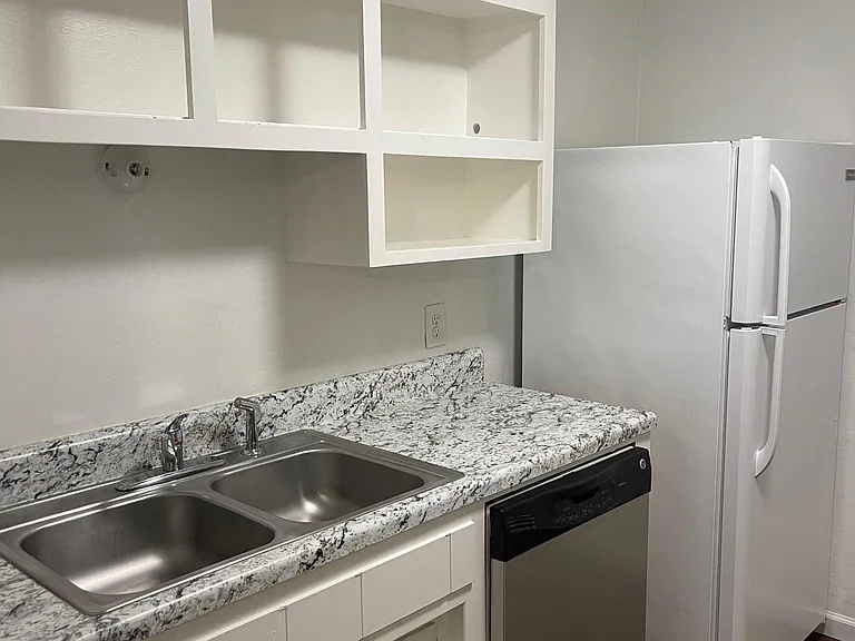 124 Locke St #B — Photo 8