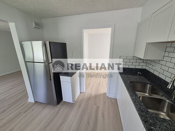 3rd image of 922 Highland Ave #27