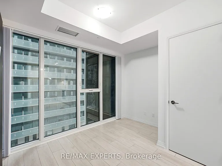 400 King St W #1028 — Photo 14