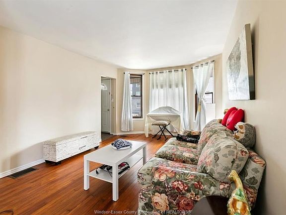 3rd image of 583 Crawford Ave #581