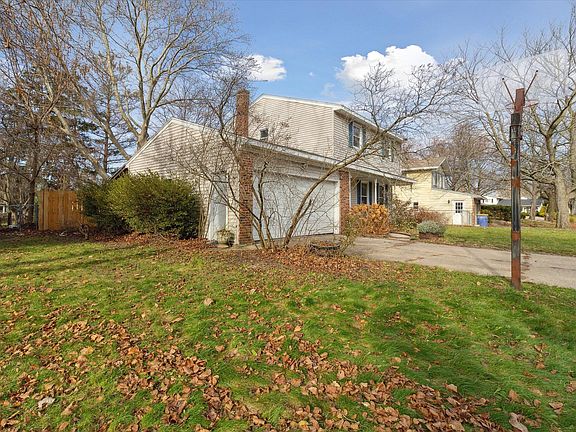 2nd image of 1529 Morewood Dr SE