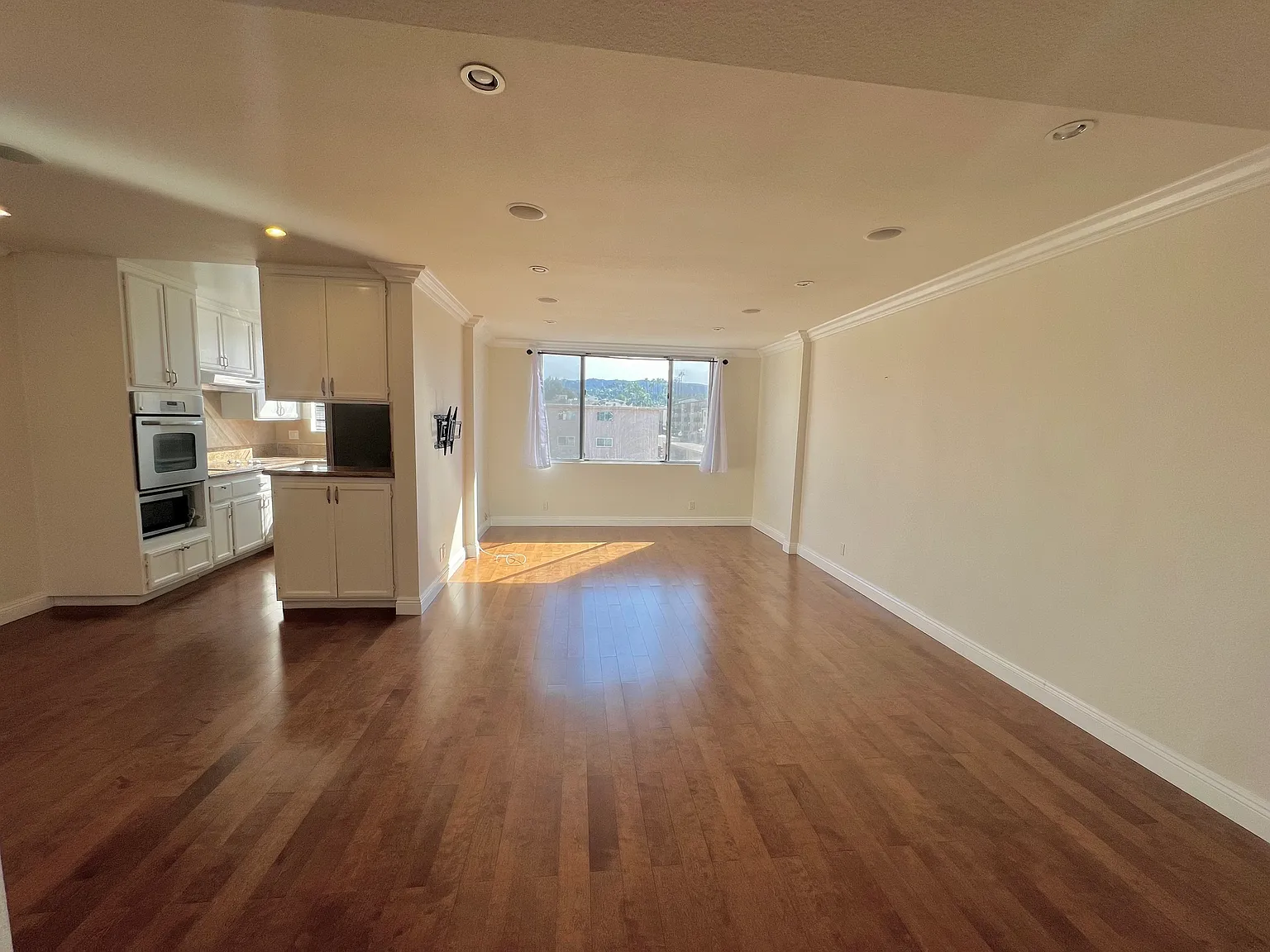 1 bed, 690 sqft, $1,900 — Photo 3