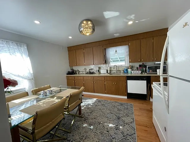158 Windsor Ave — Photo 5