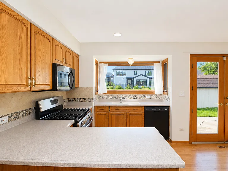 706 N Point Dr — Photo 14