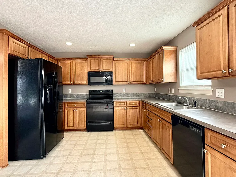 224 N Hedge Ln — Photo 8