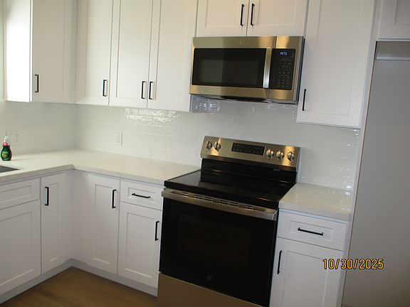 Brand new kitchen cabinets with soft close