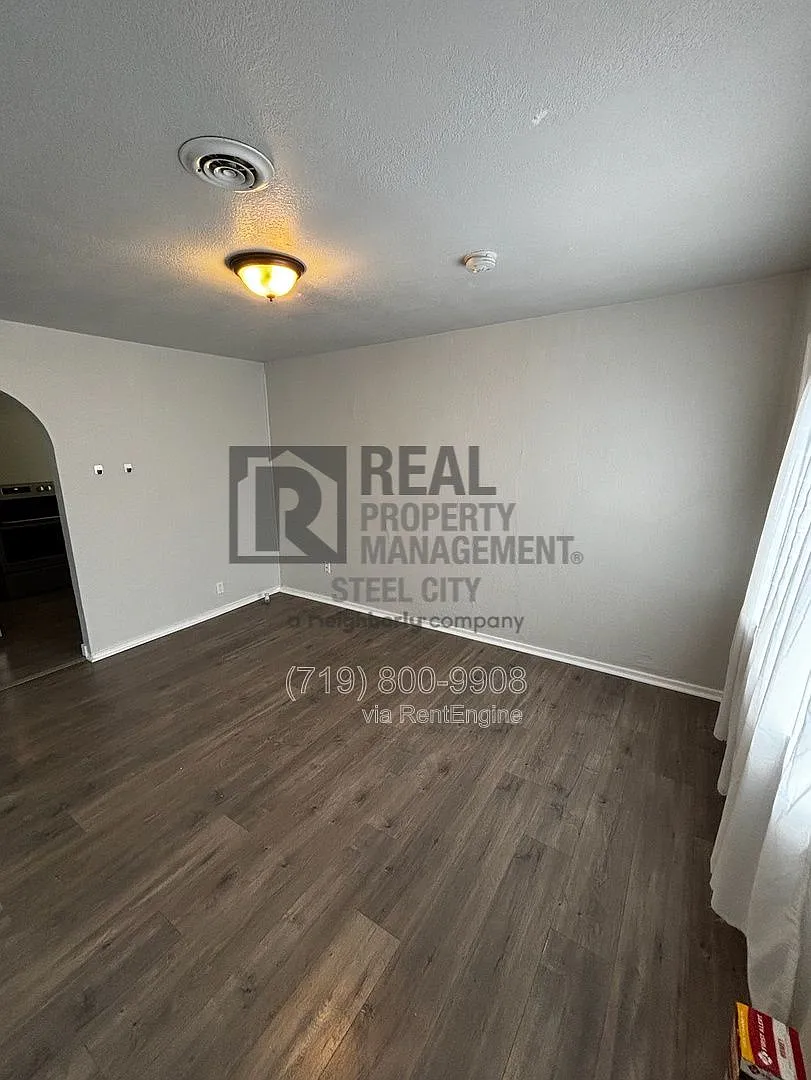 Building Photo - 1428 E Orman Ave