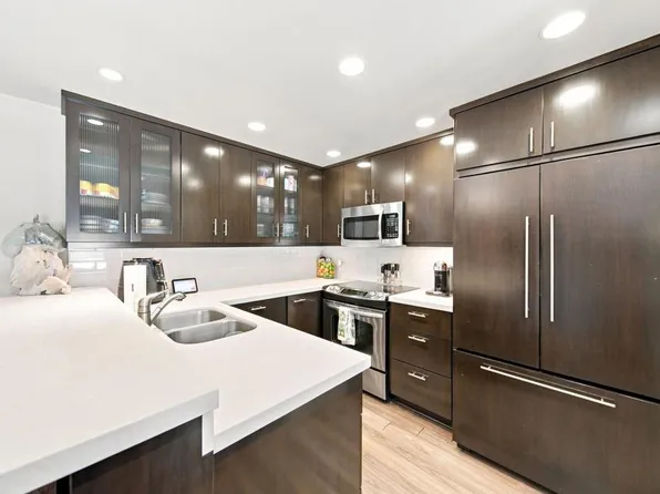 9126 Marina Pacifica Dr N, Long Beach, CA 90803