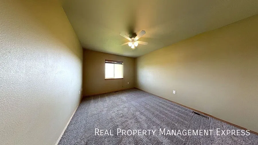 2 Bedroom 1.5 Bathroom Townhome w/ a Double Stall Attached Garage! — Photo 3
