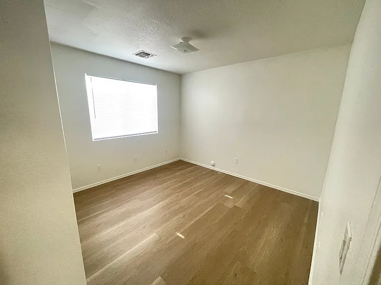 915 W Bowker St — Photo 15