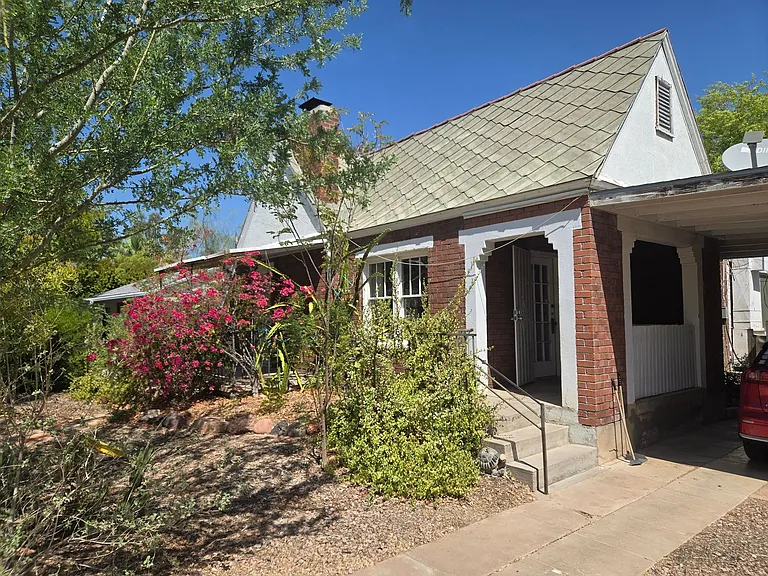 1406 E Earll Dr — Photo 2