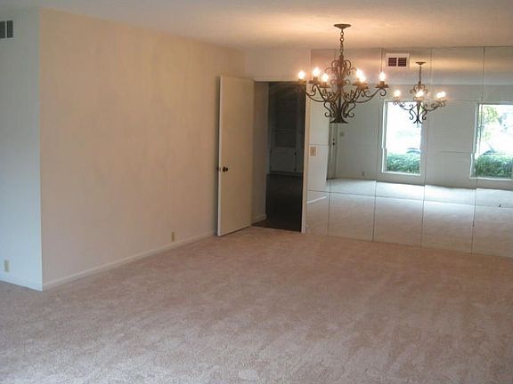 3rd image of 9 Townhouse Ln
