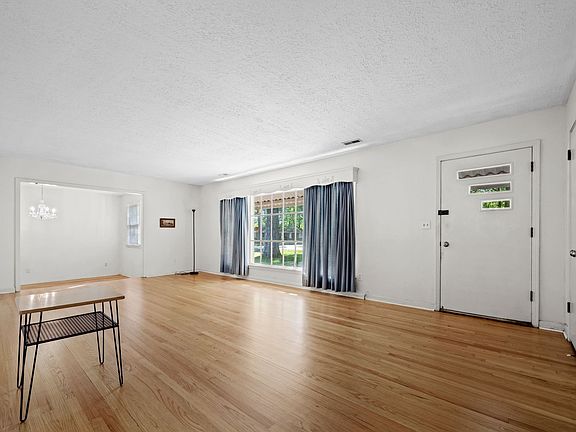 5th image of 400 Edgewood Dr