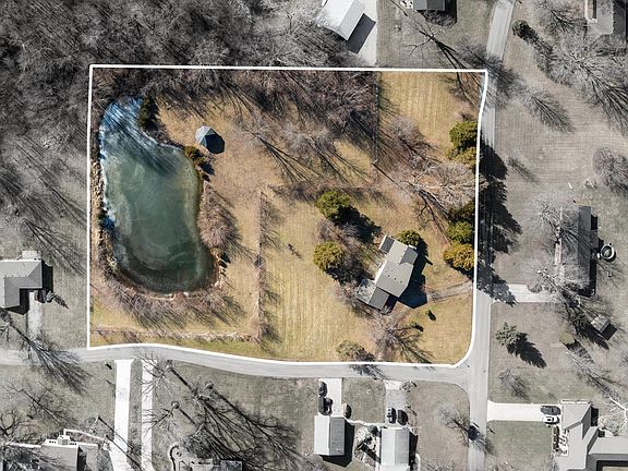 2nd image of 1501 W Red Maple Rd