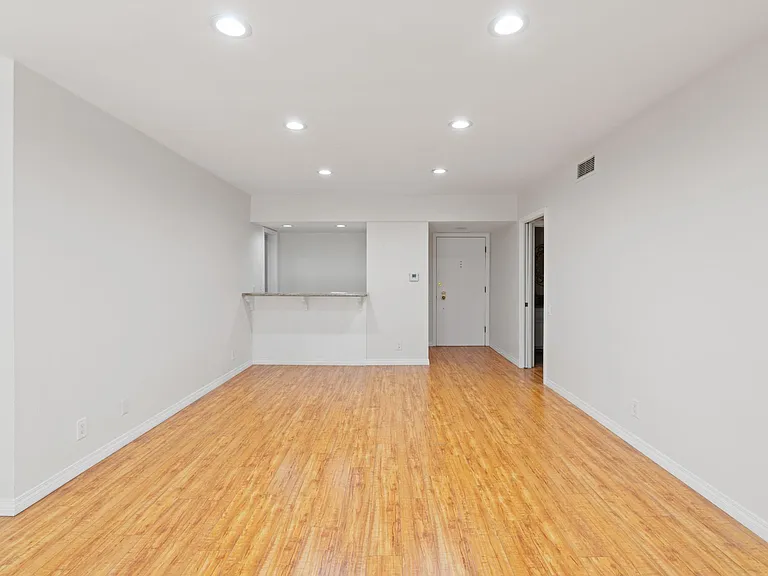 4915 Tyrone Ave #215 — Photo 28