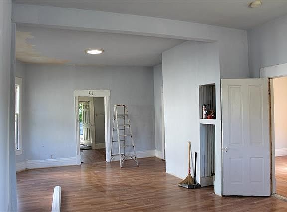 3rd image of 921 E Hattie St