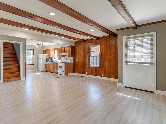 5th image of 830 Joan Ave