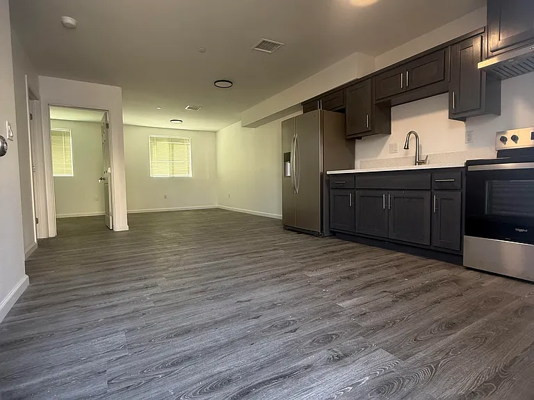 4220 Kenwood Ave — Photo 4