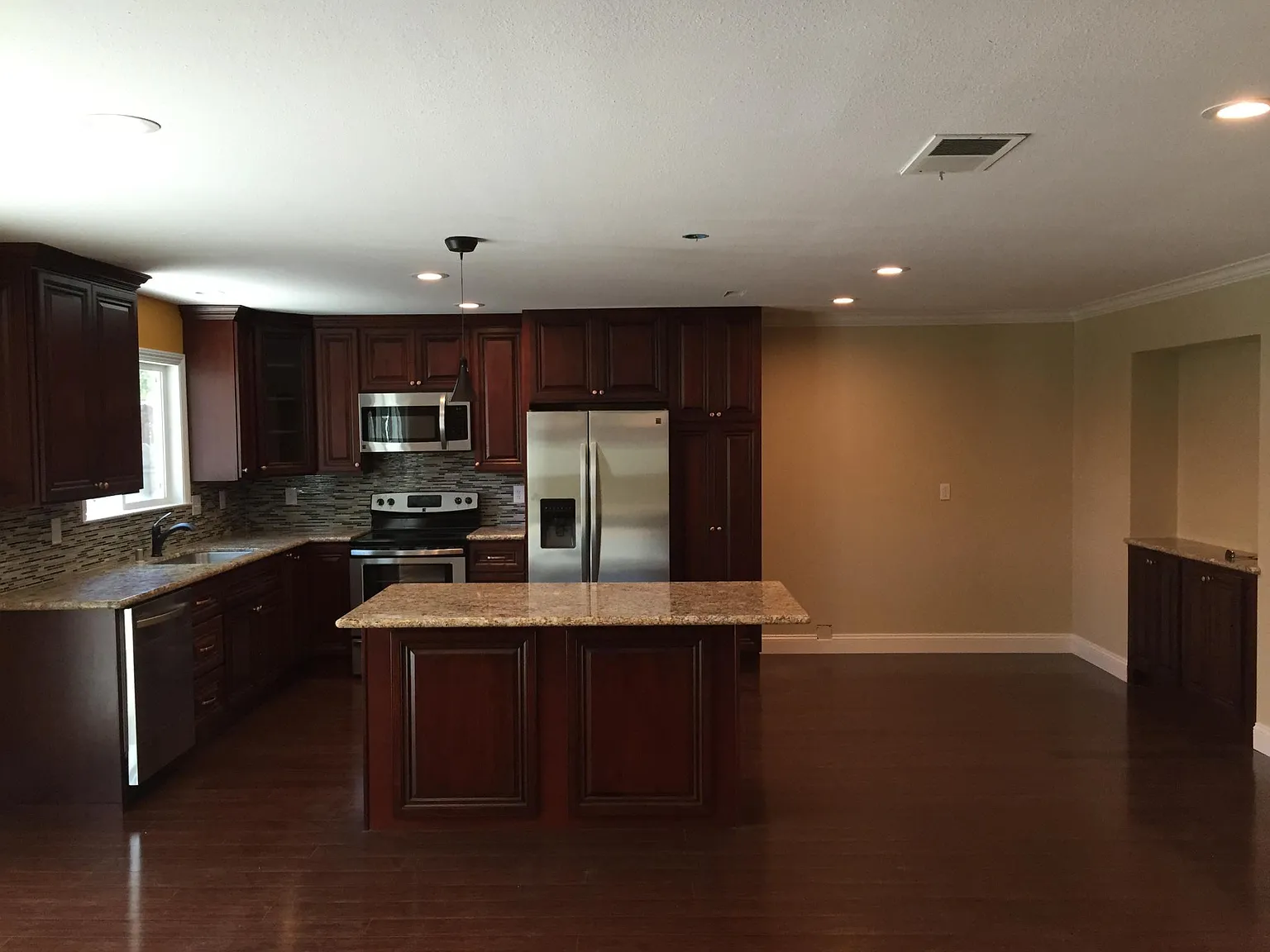 279 Albert Way photo 1
