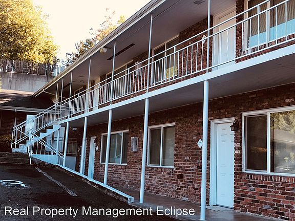 3rd image of 2624 NE 9th Pl APT 5