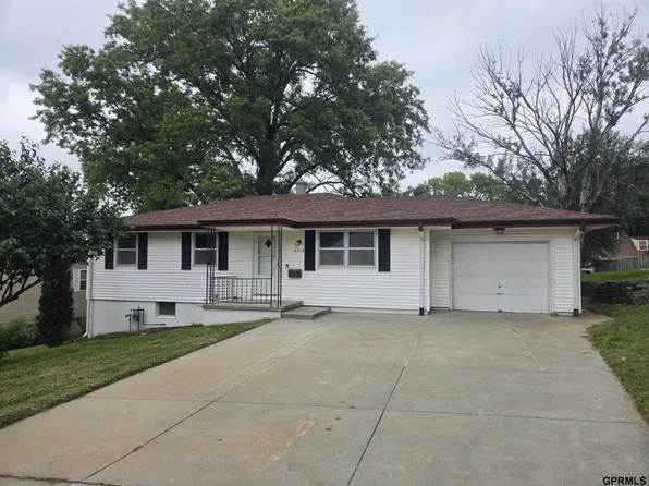 6916 Wirt St, Omaha, NE 68104