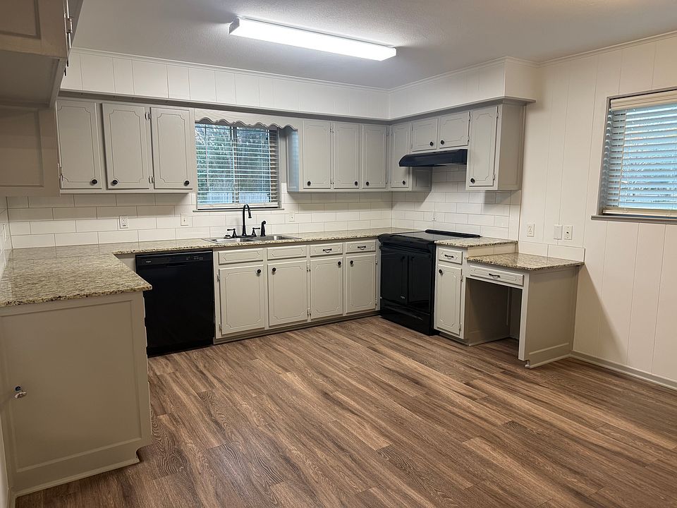 1st image of 2925-2927 Greenhills Dr