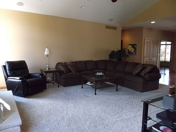 16X20 Great room w/frieze carpet