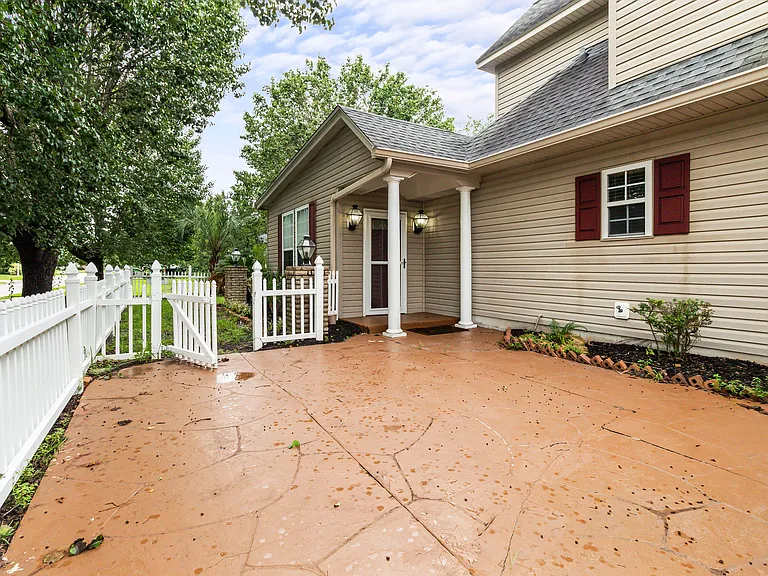 620 Woodbine Ct — Photo 2