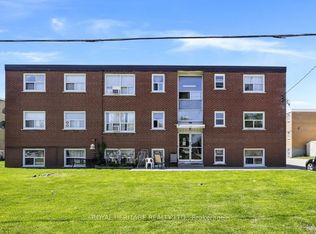 300 Montrave Ave #4, Oshawa, ON L1J 4S2
