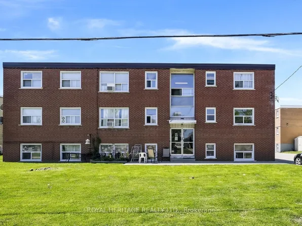 300 Montrave Ave #4, Oshawa, ON L1J 4S2
