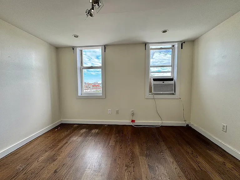 295 Maujer St #3L — Photo 6