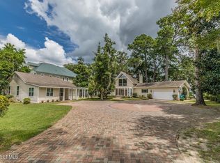 865 Ribaut Rd, Beaufort, SC 29902
