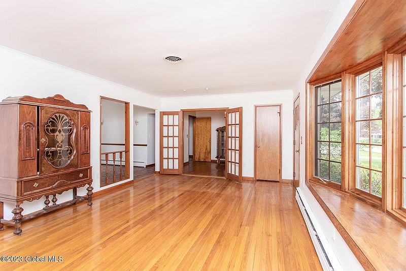 4th image of 8 Lillian Drive