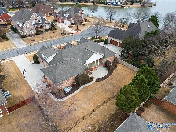 3rd image of 3104 Brook Park Dr SE
