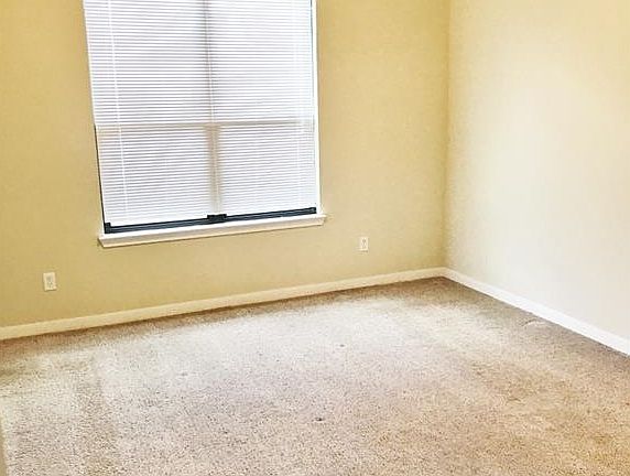 5th image of 2722 Silver Oak Dr