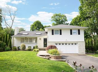 6 Farm Ln, Great Neck, NY 11020