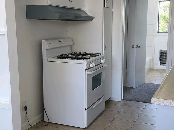 4th image of 10136 Scott Ave