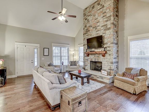 3rd image of 221 Hutch Ct