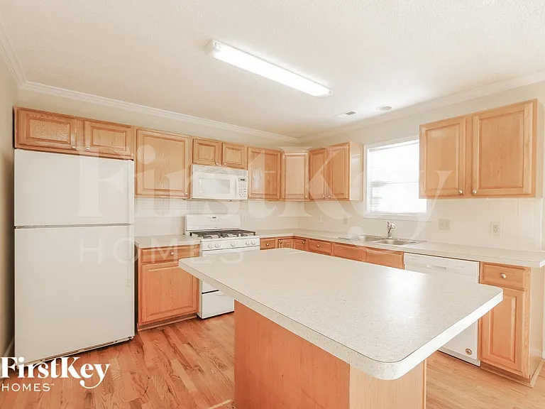 2400 Devon Dr — Photo 8