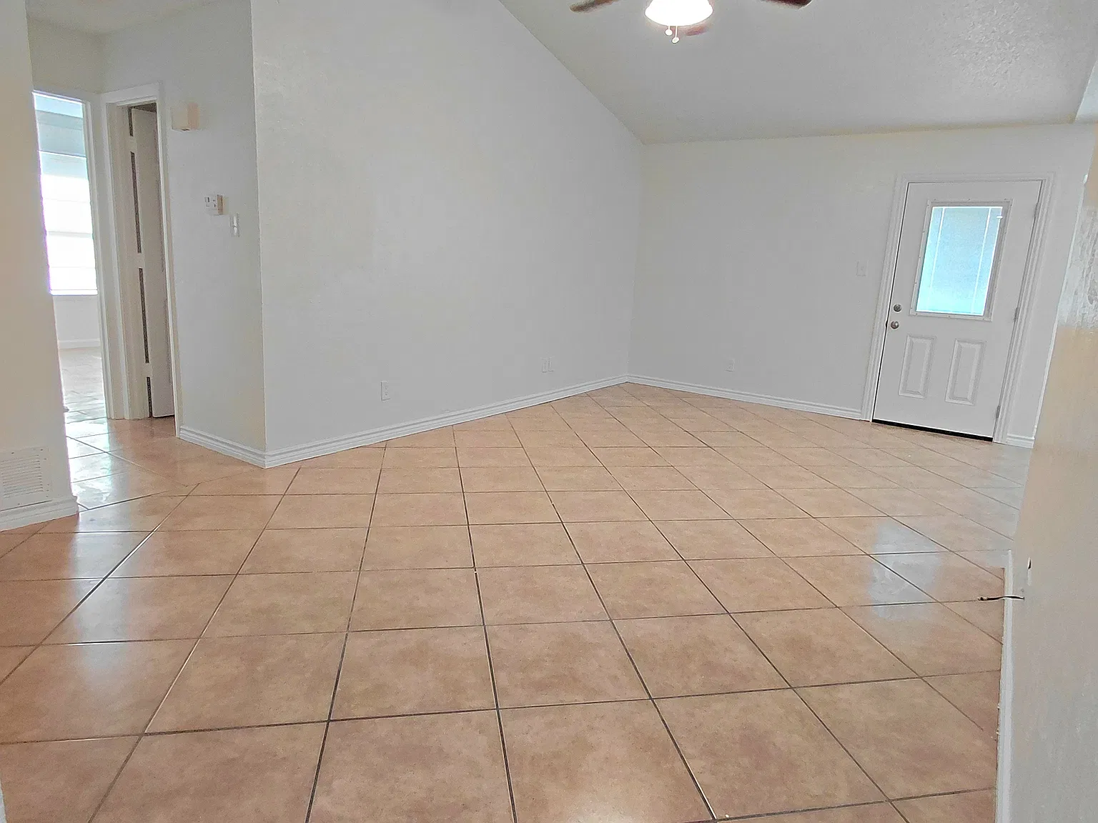 3 bed, 1167 sqft, $1,900 — Photo 2