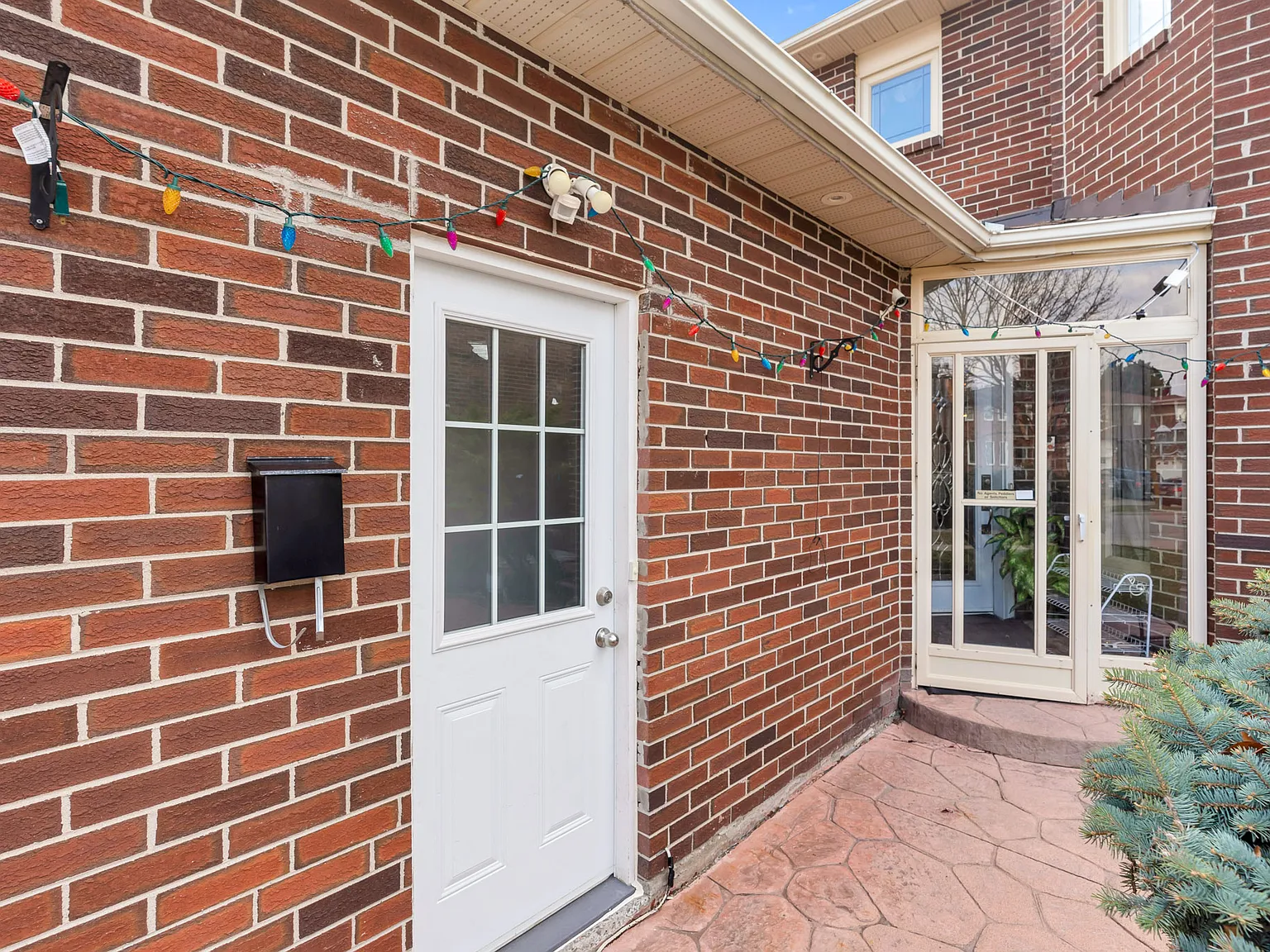 132 Castlehill Rd, Brampton, ON L6X 4C2, Canada — Photo 1