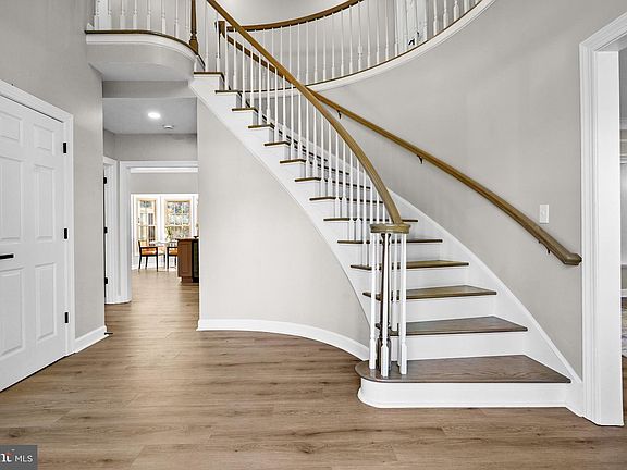 3rd image of 9425 Flowerden Ln