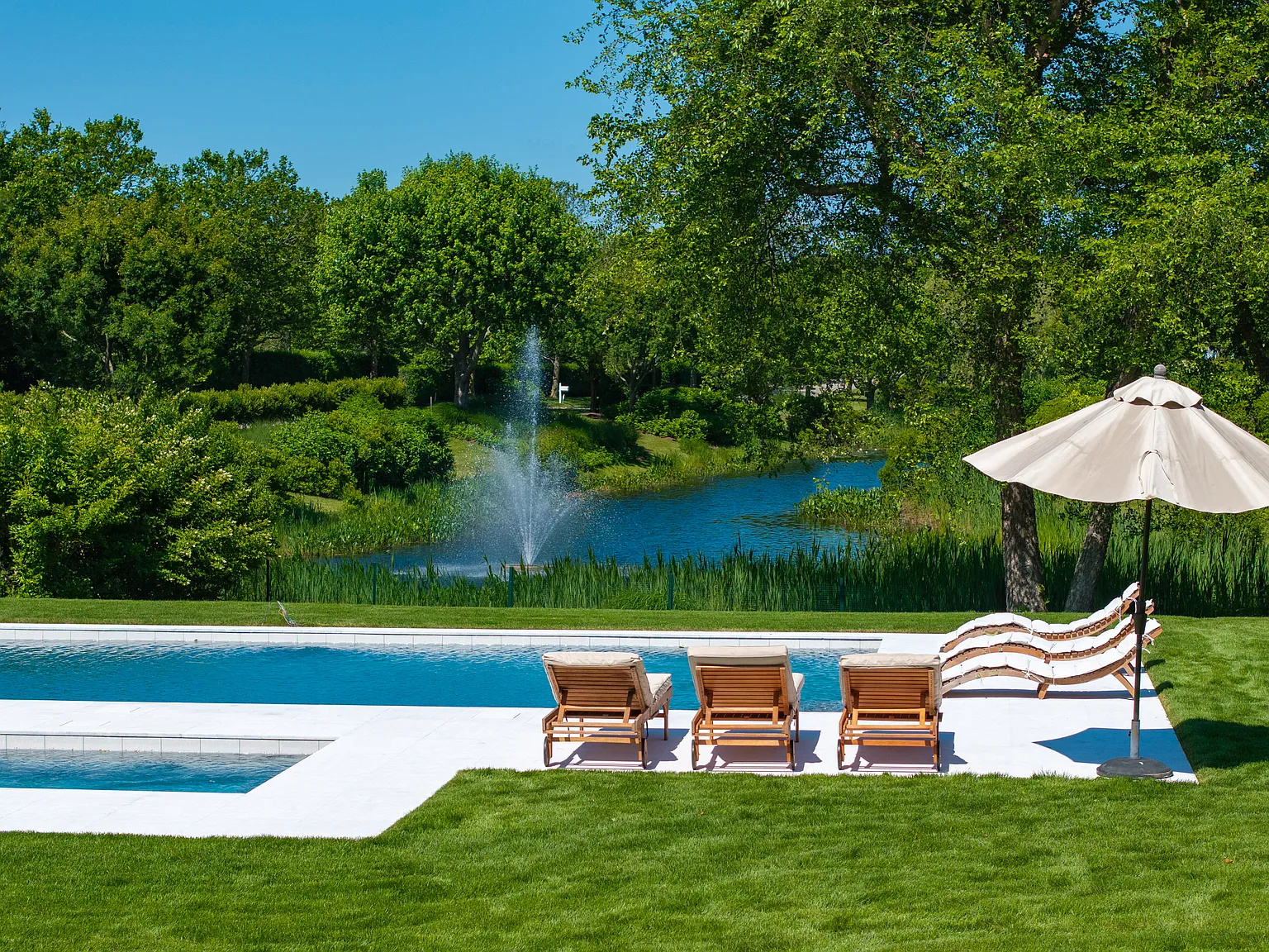 Exquisite Southampton Estate in Exclusive Parrish Pond Enclave — Photo 2